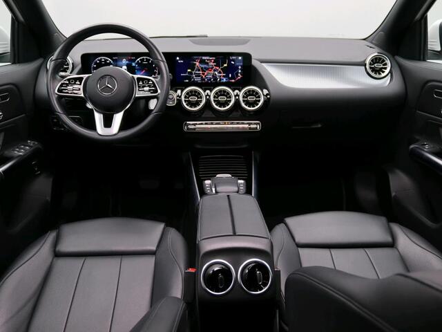 Mercedes-Benz GLA-KLASSE 180 Business Solution Luxury Panorama Schuif-Kanteldak | Parkeerpakket met achteruitrijcamera | MultiBeam Ledkoplampen. Inclusief 24 maanden Mercedes-Benz Certified garantie voor Europa.