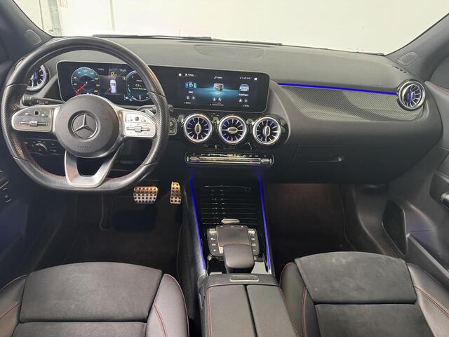 Mercedes-Benz GLA-KLASSE 200 Business Solution AMG | Trekhaak | Panoramadak | Achteruitrijcamera | Stoelverwarming |