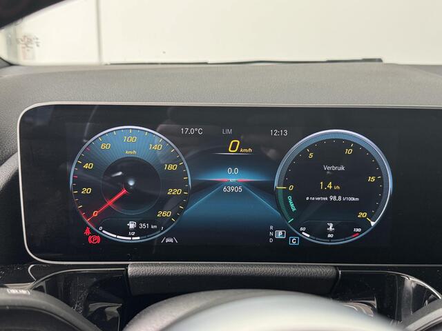 Mercedes-Benz GLA-KLASSE 200 Business Solution AMG | Trekhaak | Panoramadak | Achteruitrijcamera | Stoelverwarming |