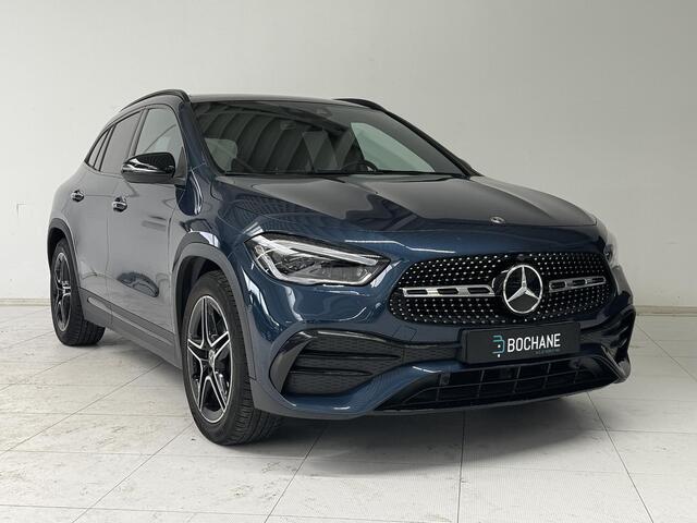 Mercedes-Benz GLA-KLASSE 200 Business Solution AMG | Trekhaak | Panoramadak | Achteruitrijcamera | Stoelverwarming |