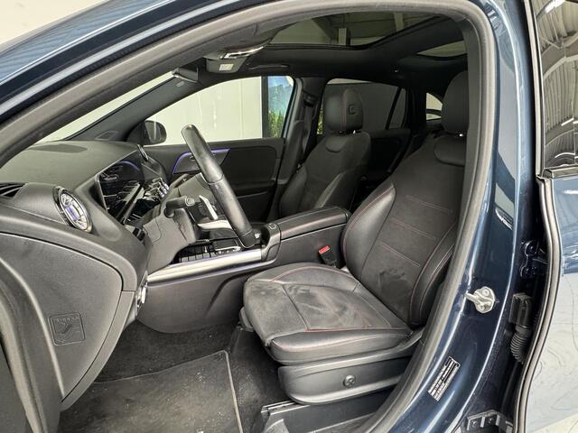 Mercedes-Benz GLA-KLASSE 200 Business Solution AMG | Trekhaak | Panoramadak | Achteruitrijcamera | Stoelverwarming |