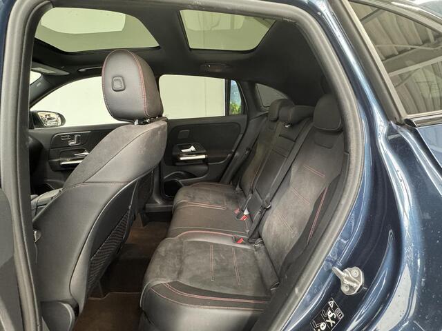 Mercedes-Benz GLA-KLASSE 200 Business Solution AMG | Trekhaak | Panoramadak | Achteruitrijcamera | Stoelverwarming |