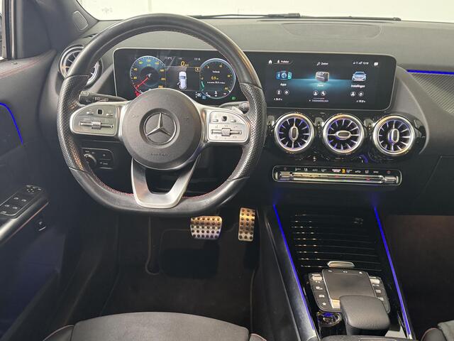 Mercedes-Benz GLA-KLASSE 200 Business Solution AMG | Trekhaak | Panoramadak | Achteruitrijcamera | Stoelverwarming |