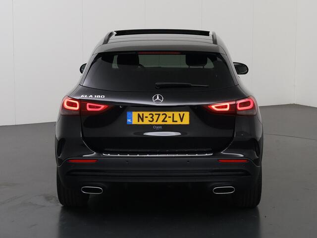 Mercedes-Benz GLA-KLASSE 180 Business Solution AMG | Night | Trekhaak | Panoramadak | Memory | Multibeam |