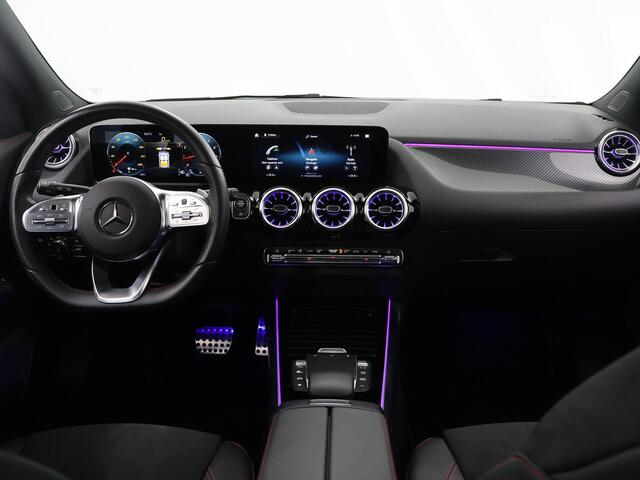 Mercedes-Benz GLA-KLASSE 180 Business Solution AMG | Night | Trekhaak | Panoramadak | Memory | Multibeam |