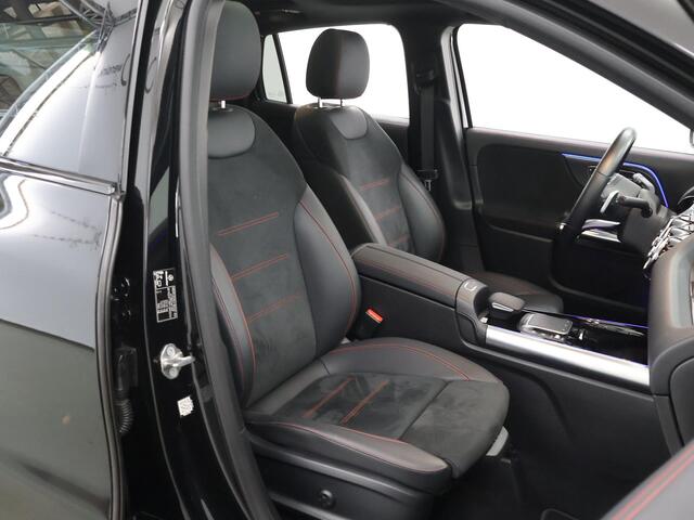 Mercedes-Benz GLA-KLASSE 180 Business Solution AMG | Night | Trekhaak | Panoramadak | Memory | Multibeam |