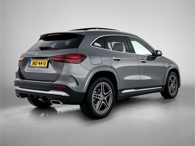 Mercedes-Benz GLA-KLASSE 250 e AMG Plug-In Hybride | Panoramadak | Achteruitrijcamera | Dodehoekassistent | Sfeerverlichting | Inclusief 24 maanden Mercedes-Benz Certified garantie voor Europa.