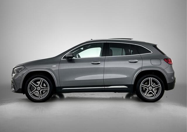 Mercedes-Benz GLA-KLASSE 250 e AMG Plug-In Hybride | Panoramadak | Achteruitrijcamera | Dodehoekassistent | Sfeerverlichting | Inclusief 24 maanden Mercedes-Benz Certified garantie voor Europa.