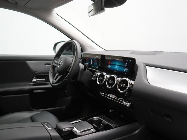 Mercedes-Benz GLA-KLASSE 250 e Style PHEV 218pk Dealer O.H. | Trekhaak Af Fabriek | Panodak | Lederen Sportstoelen Verwarmd | Multi Beam LED | Apple Carplay | Widescreen Navi | Cruise Control | DAB | Plug In Hybrid |