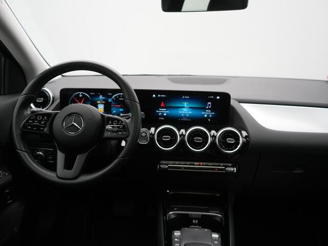 Mercedes-Benz GLA-KLASSE 250 e Style PHEV 218pk Dealer O.H. | Trekhaak Af Fabriek | Panodak | Lederen Sportstoelen Verwarmd | Multi Beam LED | Apple Carplay | Widescreen Navi | Cruise Control | DAB | Plug In Hybrid |