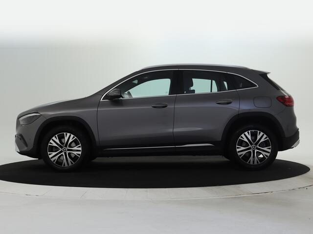 Mercedes-Benz GLA-KLASSE 250 e Luxury Plug-In Hybride Parkeersensoren + achteruitrijcamera | Spiegel pakket | Easy Pack achterklep | Winter pakket : Stuur en Stoelverwarming. Inclusief 24 maanden MB Certified garantie voor Europa.