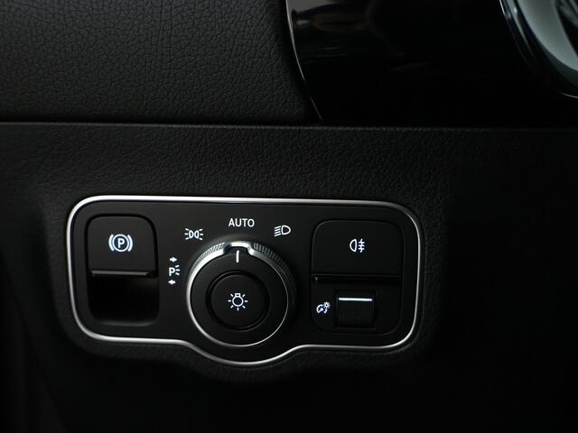 Mercedes-Benz GLA-KLASSE 250 e Luxury Plug-In Hybride Parkeersensoren + achteruitrijcamera | Spiegel pakket | Easy Pack achterklep | Winter pakket : Stuur en Stoelverwarming. Inclusief 24 maanden MB Certified garantie voor Europa.