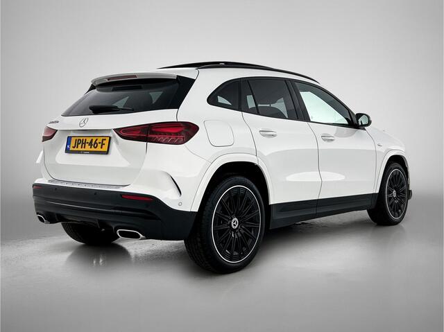 Mercedes-Benz GLA-KLASSE 250 e AMG Plug-In Hybride AMG Line | Night Pakket | Trekhaak | Panorama Schuif Kanteldak | 20 Inch AMG Velgen | Dodehoek Assist | Stuur en Stoelverwarming. Inclusief 24 maanden Mercedes-Benz Certified garantie voor Europa.