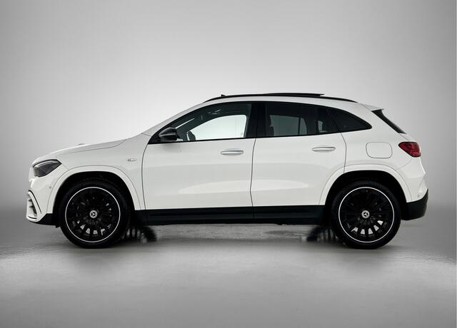 Mercedes-Benz GLA-KLASSE 250 e AMG Plug-In Hybride AMG Line | Night Pakket | Trekhaak | Panorama Schuif Kanteldak | 20 Inch AMG Velgen | Dodehoek Assist | Stuur en Stoelverwarming. Inclusief 24 maanden Mercedes-Benz Certified garantie voor Europa.