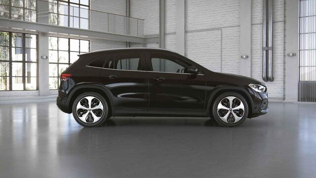 Mercedes-Benz GLA-KLASSE 180 Luxury Line | Achteruitrijcamera | Stoelverwarming | DAB radio |