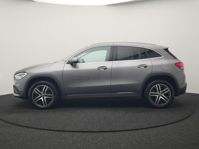 Mercedes-Benz GLA-KLASSE 250 e Business Line PHEV 218pk Dealer O.H. | Trekhaak Af Fabriek | Camera | Sportstoelen Verwarmd | Sfeerverlichting | Apple Carplay | Navigatie | DAB | Virtual | 18"L.M | Plug In Hybrid |