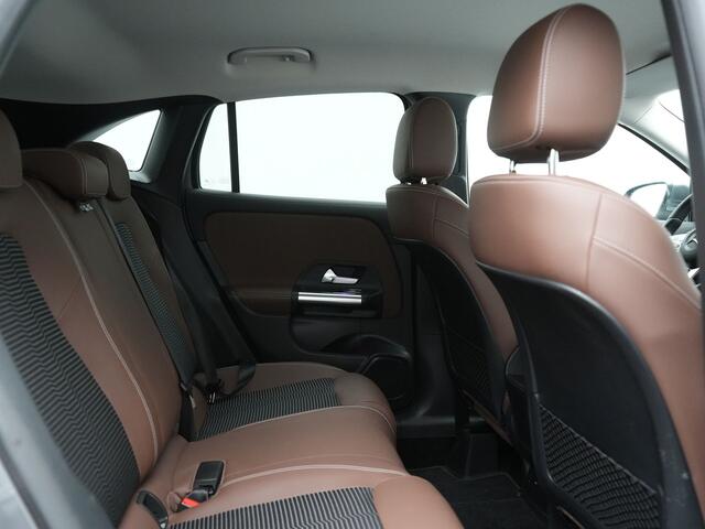 Mercedes-Benz GLA-KLASSE 250 e Business Line PHEV 218pk Dealer O.H. | Trekhaak Af Fabriek | Camera | Sportstoelen Verwarmd | Sfeerverlichting | Apple Carplay | Navigatie | DAB | Virtual | 18"L.M | Plug In Hybrid |