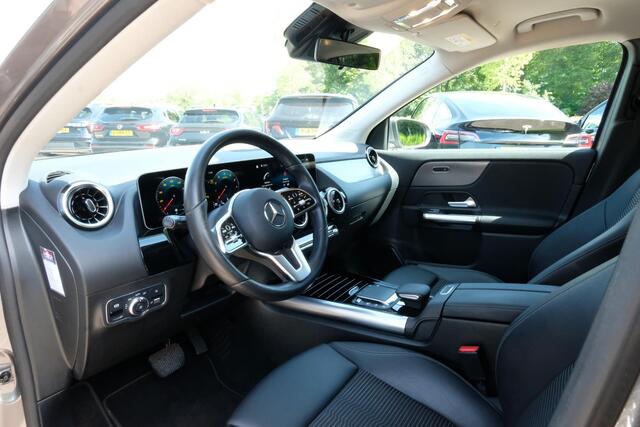 Mercedes-Benz GLA-KLASSE 200 Business Solution 163 PK | Trekhaak Afneembaar | All-Season Banden | Stoelverwarming | Navigatie | LMV 19''