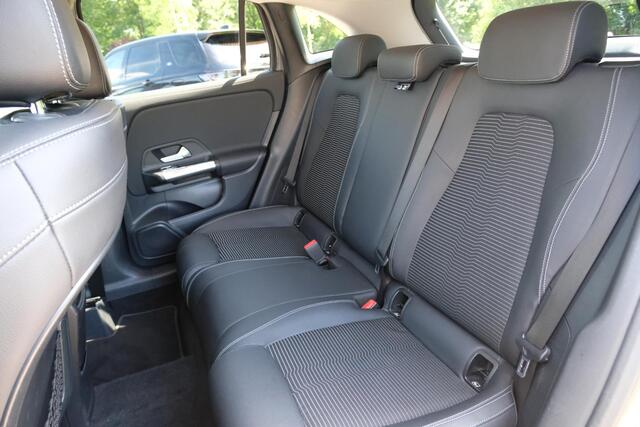 Mercedes-Benz GLA-KLASSE 200 Business Solution 163 PK | Trekhaak Afneembaar | All-Season Banden | Stoelverwarming | Navigatie | LMV 19''
