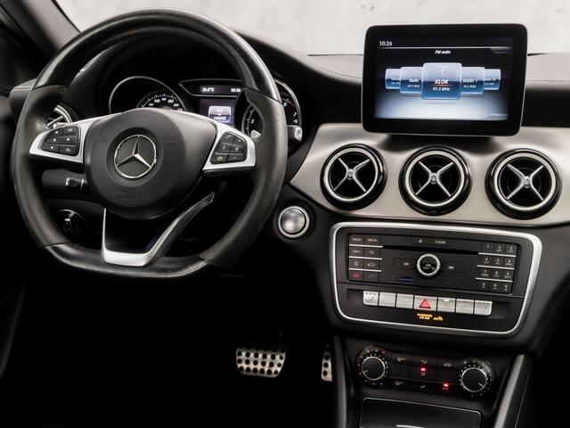 Mercedes-Benz GLA-KLASSE 200 AMG Sport 156Pk Automaat (PANORAMADAK, APPLE CARPLAY, GROOT NAVI, CAMERA, LEDER, SPORTSTOELEN, ZWART HEMEL, GETINT GLAS, STOELVERWARMING, NIEUWSTAAT)