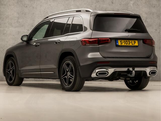Mercedes-Benz GLB-Klasse 200 AMG Sport 164Pk Automaat (APPLE CARPLAY, SFEERVERLICHTING, BURMESTER, LEDER, CAMERA, SPORTSTOELEN, WIDE SCREEN, GETINT GLAS, KEYLESS, TREKHAAK, NIEUWSTAAT)