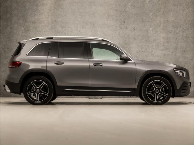 Mercedes-Benz GLB-Klasse 200 AMG Sport 164Pk Automaat (APPLE CARPLAY, SFEERVERLICHTING, BURMESTER, LEDER, CAMERA, SPORTSTOELEN, WIDE SCREEN, GETINT GLAS, KEYLESS, TREKHAAK, NIEUWSTAAT)