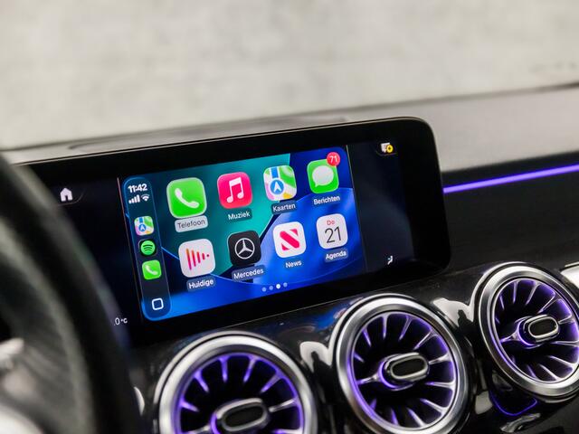 Mercedes-Benz GLB-Klasse 200 AMG Sport 164Pk Automaat (APPLE CARPLAY, SFEERVERLICHTING, BURMESTER, LEDER, CAMERA, SPORTSTOELEN, WIDE SCREEN, GETINT GLAS, KEYLESS, TREKHAAK, NIEUWSTAAT)