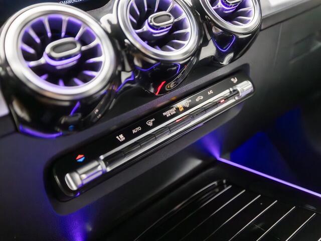 Mercedes-Benz GLB-Klasse 200 AMG Sport 164Pk Automaat (APPLE CARPLAY, SFEERVERLICHTING, BURMESTER, LEDER, CAMERA, SPORTSTOELEN, WIDE SCREEN, GETINT GLAS, KEYLESS, TREKHAAK, NIEUWSTAAT)