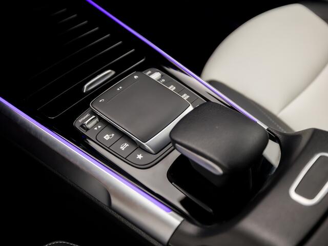 Mercedes-Benz GLB-Klasse 200 AMG Sport 164Pk Automaat (APPLE CARPLAY, SFEERVERLICHTING, BURMESTER, LEDER, CAMERA, SPORTSTOELEN, WIDE SCREEN, GETINT GLAS, KEYLESS, TREKHAAK, NIEUWSTAAT)