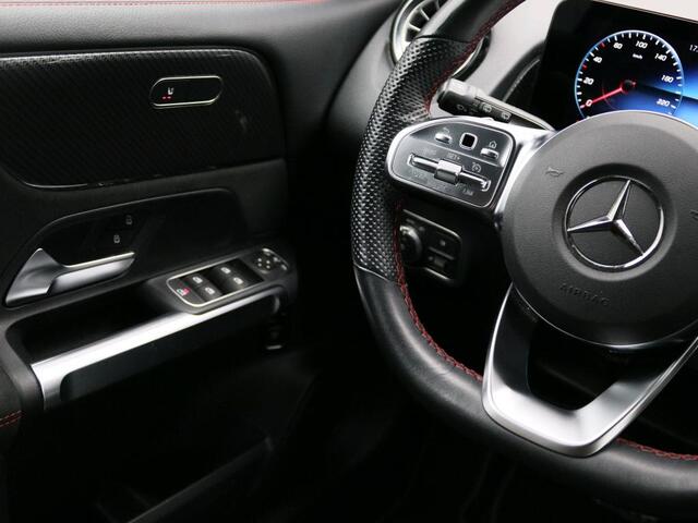 Mercedes-Benz GLB-Klasse 200 AMG Line 7 Persoons AMG Line | Night Pakket | Trekhaak | 7 Persoons | Sfeerverlichting | Ledkoplampen | Stoelverwarming. Inclusief 24 maanden Mercedes-Benz Certified garantie voor Europa.