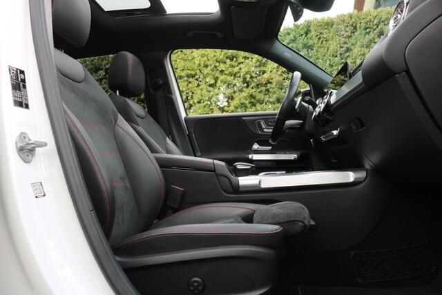 Mercedes-Benz GLB-Klasse 250 4MATIC AMG Pakket AMG NightPakket (Pano Sportleder/Memory Carplay Burmester 360Camera Distronic Keyless M-Bux Trekhaak)