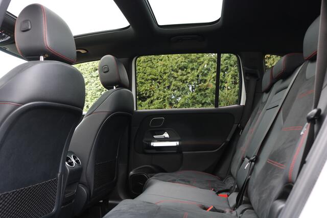 Mercedes-Benz GLB-Klasse 250 4MATIC AMG Pakket AMG NightPakket (Pano Sportleder/Memory Carplay Burmester 360Camera Distronic Keyless M-Bux Trekhaak)