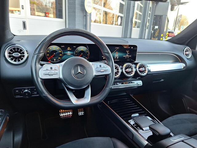 Mercedes-Benz GLB-Klasse 200 Business Solution AMG | Trekhaak afneembaar | Panoramadak | Night pakket | Achteruitrijcamera | Sfeerverlichting | Dodehoekassistentie | Elektrische achterklep