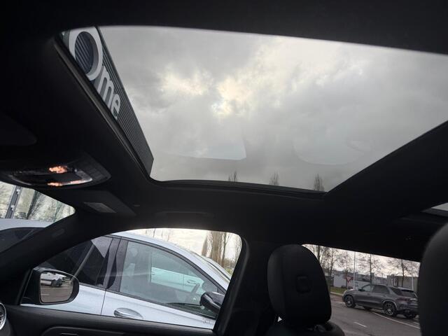 Mercedes-Benz GLB-Klasse 200 Premium I Panorama dak I Widescreen I Stoelverwarming I Lederen Artico Interieur I I Night pakket I Led I MBUX I Pakeer pakket l Airconditoning l Tempomaat l