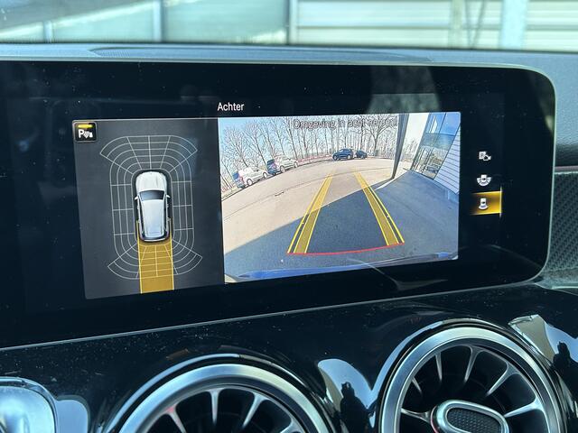 Mercedes-Benz GLB-Klasse 180 AMG // Nightpakket // Sfeerverlichting // 19" AMG Velgen // Camera // Elek. Achterklep