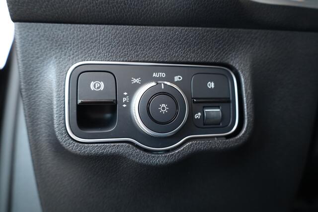 Mercedes-Benz GLB-Klasse 200 163 PK Luxury Line | Orig.NL | Rijklaar! | S/K-Dak | Dig. Cockpit | Afn.Trekhaak | Camera+PDC | Stoelverw. | NAV | Elek.Klep | Sfeerverl. V