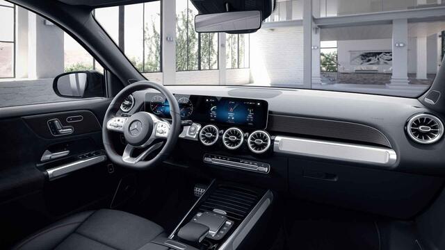 Mercedes-Benz GLB-Klasse 250 4MATIC Premium Plus | AMG | Night | Trekhaak | Panoramadak | Burmester | Memory | Multispaaks lichtmetalen velgen |