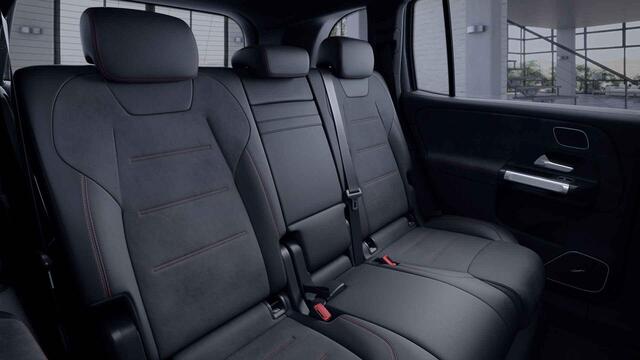 Mercedes-Benz GLB-Klasse 250 4MATIC Premium Plus | AMG | Night | Trekhaak | Panoramadak | Burmester | Memory | Multispaaks lichtmetalen velgen |