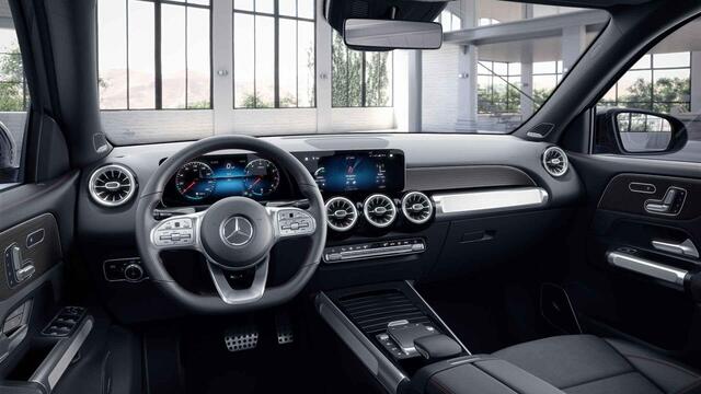 Mercedes-Benz GLB-Klasse 250 4MATIC Premium Plus | AMG | Night | Trekhaak | Panoramadak | Burmester | Memory | Multispaaks lichtmetalen velgen |