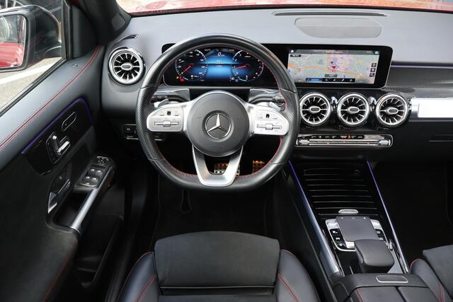 Mercedes-Benz GLB-Klasse 200 Business Solution AMG 163 PK I Panoramadak I Trekhaak I Stoelverwarming I Tempomaat I Camera I Elektrische stoelen I Mulitibeam led I Memory l Elektrisch bedienbare achterklep l Sfeerverlichting I Nightpakket I