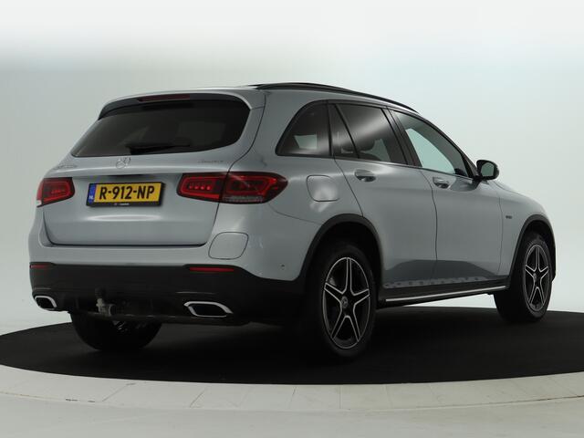 Mercedes-Benz GLC-KLASSE 300 e 4MATIC AMG Nightpakket | Trekhaak | Panoramadak | Parkeerpakket met Camera | Car Play | Sfeerverlichting | Inclusief 24 maanden Mercedes-Benz Certified garantie voor Europa.