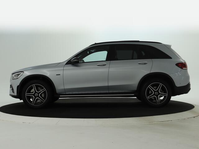 Mercedes-Benz GLC-KLASSE 300 e 4MATIC AMG Nightpakket | Trekhaak | Panoramadak | Parkeerpakket met Camera | Car Play | Sfeerverlichting | Inclusief 24 maanden Mercedes-Benz Certified garantie voor Europa.