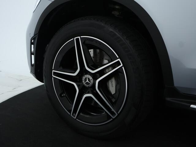 Mercedes-Benz GLC-KLASSE 300 e 4MATIC AMG Nightpakket | Trekhaak | Panoramadak | Parkeerpakket met Camera | Car Play | Sfeerverlichting | Inclusief 24 maanden Mercedes-Benz Certified garantie voor Europa.