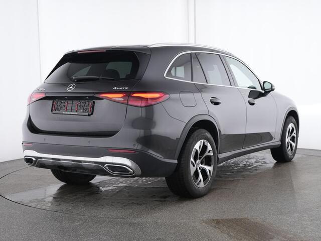Mercedes-Benz GLC-KLASSE 300 e 4MATIC Plug-In Hybride Trekhaak | Panorama Schuif-Kanteldak | Zwarte Hemel | 360°-Camera | AC en DC Laden | Stuur enStoelverwarming. Inclusief 24 maanden MB Certified garantie voor Europa.