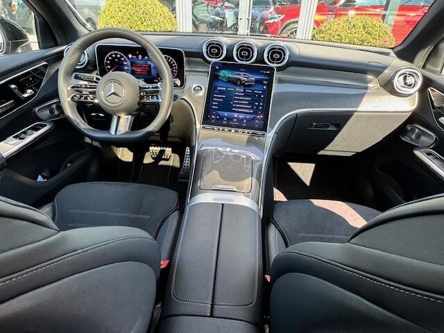 Mercedes-Benz GLC-KLASSE Coupé 300e 4MATIC AMG Line l Panoramadak l Niveau- regeling l KEYLESS GO l Rij-assistentie plus l Digital Light l Memory pakket l MBUX l 360 gr Camera l Trekhaak Wegklapbaar l DAB l Sfeerverlichting l Burmester l Night pakket l stoelverwarming l