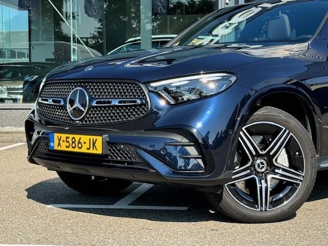 Mercedes-Benz GLC-KLASSE Coupé 300e 4MATIC AMG Line l Panoramadak l Niveau- regeling l KEYLESS GO l Rij-assistentie plus l Digital Light l Memory pakket l MBUX l 360 gr Camera l Trekhaak Wegklapbaar l DAB l Sfeerverlichting l Burmester l Night pakket l stoelverwarming l