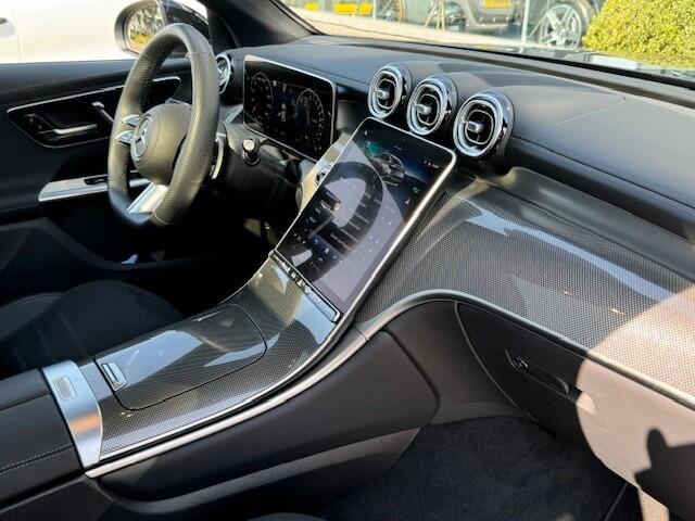 Mercedes-Benz GLC-KLASSE Coupé 300e 4MATIC AMG Line l Panoramadak l Niveau- regeling l KEYLESS GO l Rij-assistentie plus l Digital Light l Memory pakket l MBUX l 360 gr Camera l Trekhaak Wegklapbaar l DAB l Sfeerverlichting l Burmester l Night pakket l stoelverwarming l