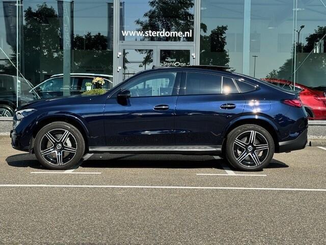 Mercedes-Benz GLC-KLASSE Coupé 300e 4MATIC AMG Line l Panoramadak l Niveau- regeling l KEYLESS GO l Rij-assistentie plus l Digital Light l Memory pakket l MBUX l 360 gr Camera l Trekhaak Wegklapbaar l DAB l Sfeerverlichting l Burmester l Night pakket l stoelverwarming l