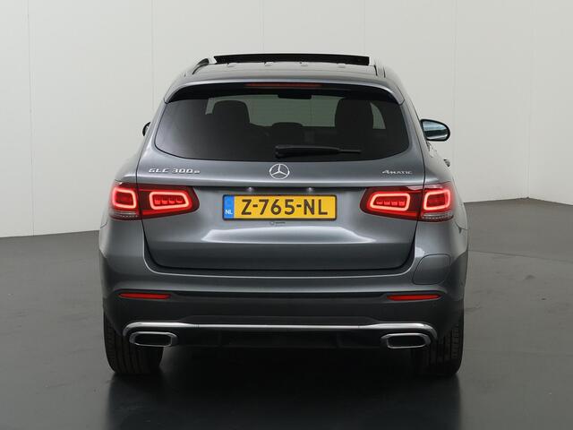 Mercedes-Benz GLC-KLASSE 300e 4MATIC Premium | AMG | Trekhaak | Widescreen | Stoelverwarming | Panoramadak |