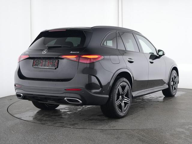 Mercedes-Benz GLC-KLASSE 300 e 4MATIC AMG Plug-In Hybride AMG Line Premium Plus | Night Pakket | Alarm Klasse 3 | trekhaak | Panorama Schuif-Kanteldak | 20 Inch AMG Velgen | Distronic. Inclusief 24 maanden MB Certified garantie voor Europa.